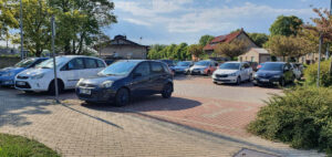 Parkování a příjezd na nádraží v Týništi nad Orlicí