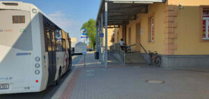 Parkování a příjezd na nádraží v Týništi nad Orlicí