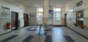 Čekárna a pokladna na nádraží v Týništi nad Orlicí