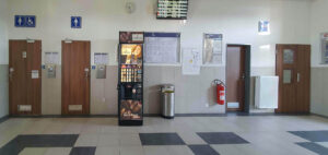 Čekárna a pokladna na nádraží v Týništi nad Orlicí