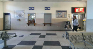 Čekárna a pokladna na nádraží v Týništi nad Orlicí