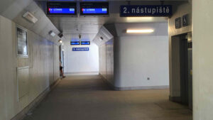 Nádraží v Týništi nad Orlicí a výstup ke 2. nástupišti