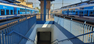 Nádraží v Týništi nad Orlicí: schody a výtah na 2. nástupiště