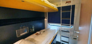 Lůžkový vůz WLABmz 826 má tři kabiny Deluxe a devět standardních kabin s lůžky.