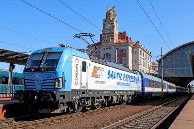Baltic express v Praze v čele s polskou lokomotivou Vectron a polským lůžkovým vozem