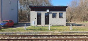 Čekárna a služby na nádraží v Holubicích