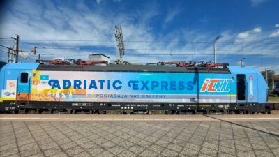Lokomotiva Vectron dopravce PKP Intercity lákající na vlak Adriatic Express
