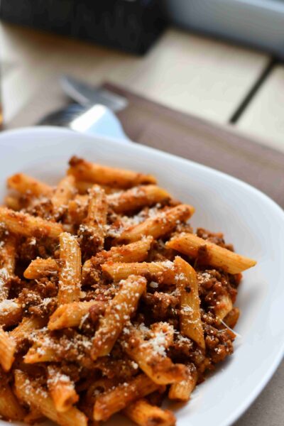 Penne bolognese s parmazánem z letní nabídky slovensklých jídelních vozů