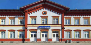 Příchod a parkování u nádraží v Protivíně