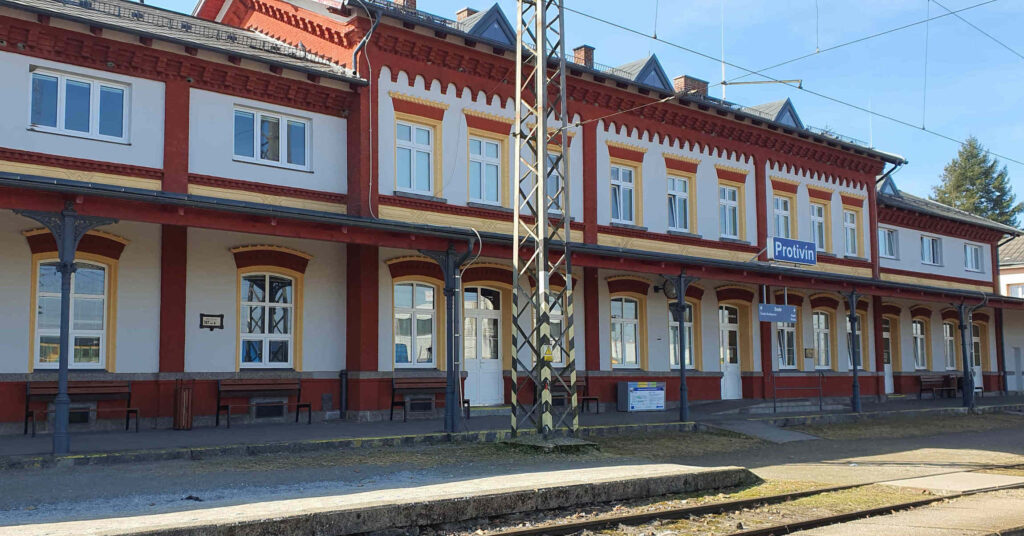 Staniční budova v Protivíně. Uvnitř je čekárna a pokladna, záchody jsou vpravo na verandě. Odjezdová tabule je vlevo.