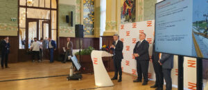 Ministr dopravy Bednárik a generální ředitel Správy železnic Tóth oznamují změny plánů na elektrifikaci a zavádění ETCS