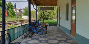 Čekárna, pokladna a veranda na nádraží ve Smiřicích