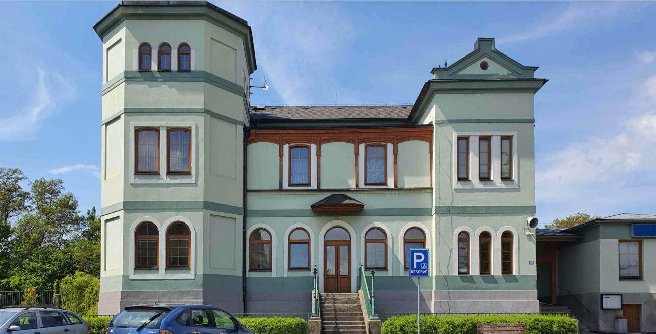 Nádraží Smiřice, v podobě loveckého zámečku