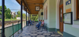 Čekárna, pokladna a veranda na nádraží ve Smiřicích