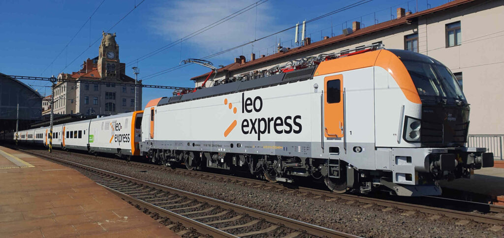 Souprava Leo Express složená z vozu Talgo