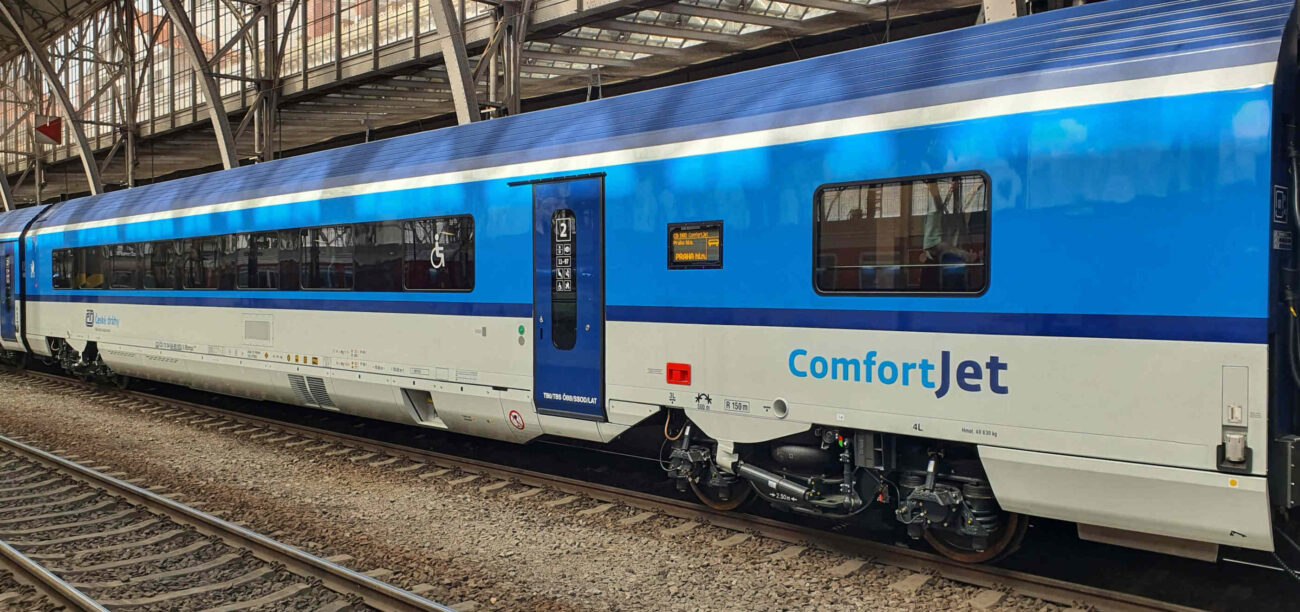 Vůz 884 Bbmpz v soupravě ComfortJet.