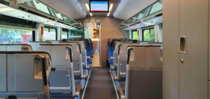 Průchod mezi sedadly ve voze ComfortJet BRmpz 882
