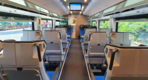 Průchod mezi sedadly ve voze ComfortJet BRmpz 882