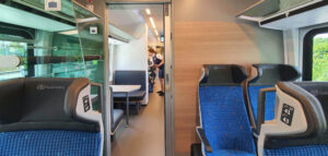 Průchod mezi sedadly ve voze ComfortJet BRmpz 882