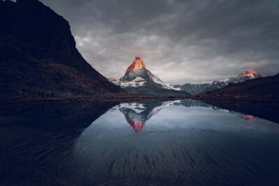 Pohled na Matterhorn s prvními paprsky slunce, z archivu Gornegratbahn