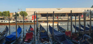 Ranní pohled přes hlavní kanál na nádraží Venecia Santa Lucia