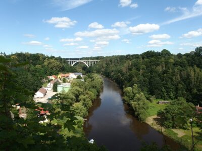 Pohled na most Duha v Bechyni z klášterní zahrady