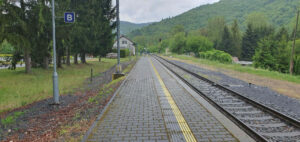 Nástupiště na zastávce Vlárský průsmyk