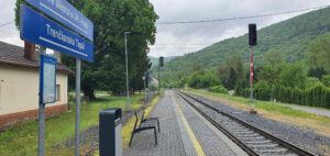 Nástupiště na zastávce Vlárský průsmyk
