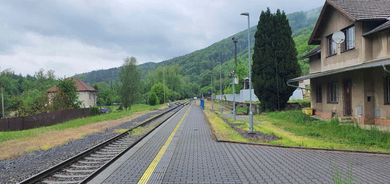 Nástupiště na zastávce Vlárský průsmyk
