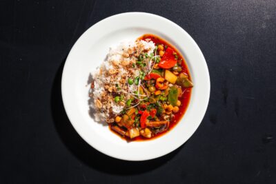 Zeleninové kung-pao s cizrnou, jasmínová rýže