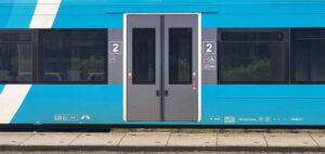 Dveře a nástupní prostor v soupravě Arriva 848