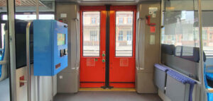 Dveře a nástupní prostor v soupravě Arriva 848