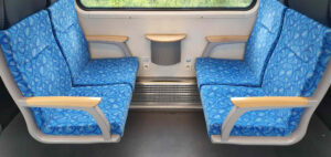 Sedadla ve vlaku Arriva 848