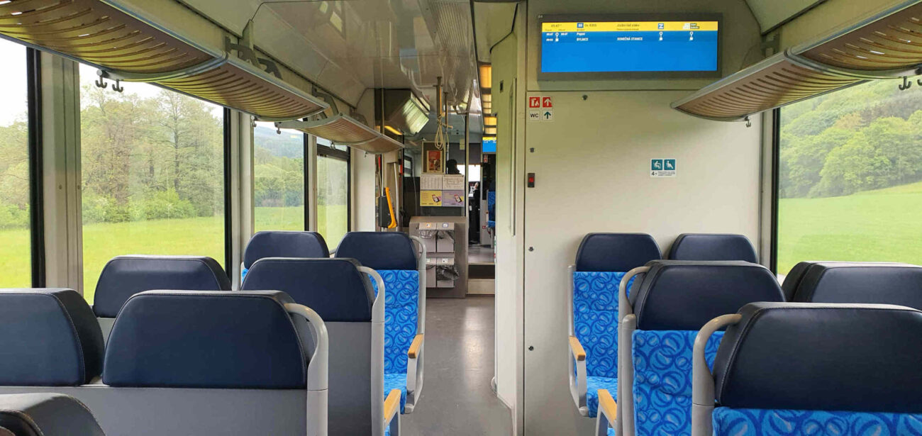Ulička v jednotce 848 v barvách dopravce Arriva