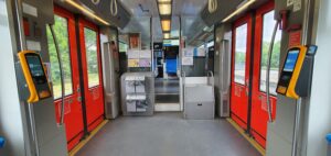 Dveře a nástupní prostor v soupravě Arriva 848