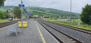 Nástupiště u koleje 3 na nádraží v Bylnici