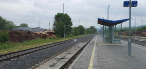 Nástupiště u koleje 3 na nádraží v Bylnici