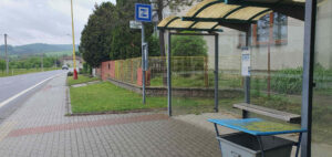 Příjezd na nádraží v Bylnici, autobusová zastávka
