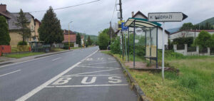 Příjezd na nádraží v Bylnici, autobusová zastávka