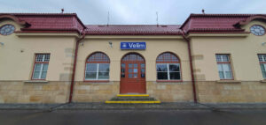 Příjezd na nádraží ve Velimi