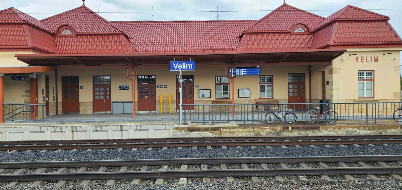 Nádraží ve Velimi
