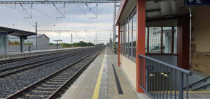 Nástupiště u 1. koleje na nádraží Velim