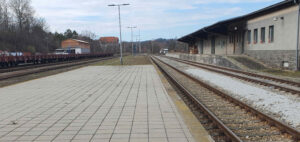 Nádraží Velké Meziříčí, nástupiště u koleje 3