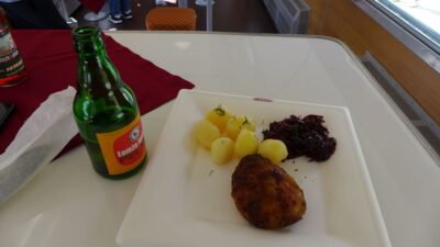 Karbenátek s bramborami a zelím v nabídce polského retro vlaku Nieśpieszny